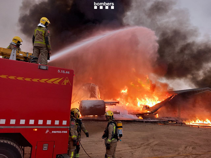 Protecció Civil activa el Plaseqcat per l'incendi sense ferits en la indústria de sabons d'Òdena