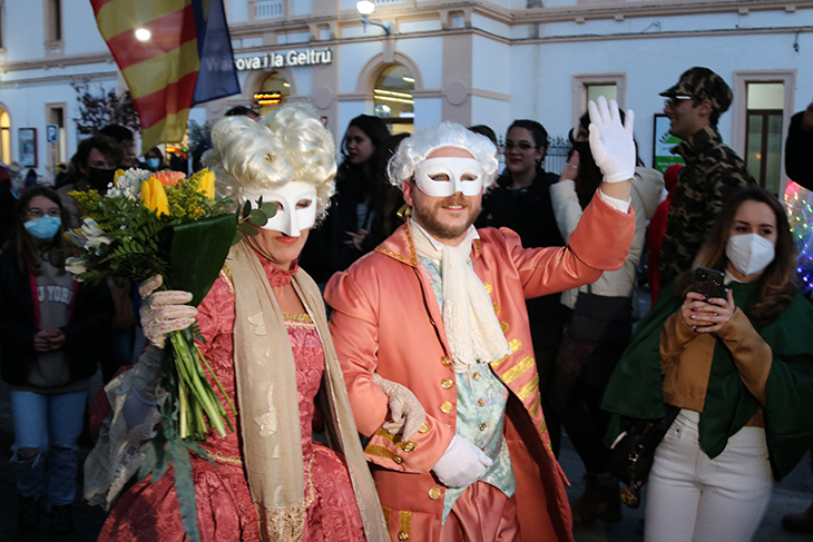 El Carnaval de Vilanova recupera la rua de carrosses a l’Arrivo i limita els balls nocturns fins les tres de la matinada