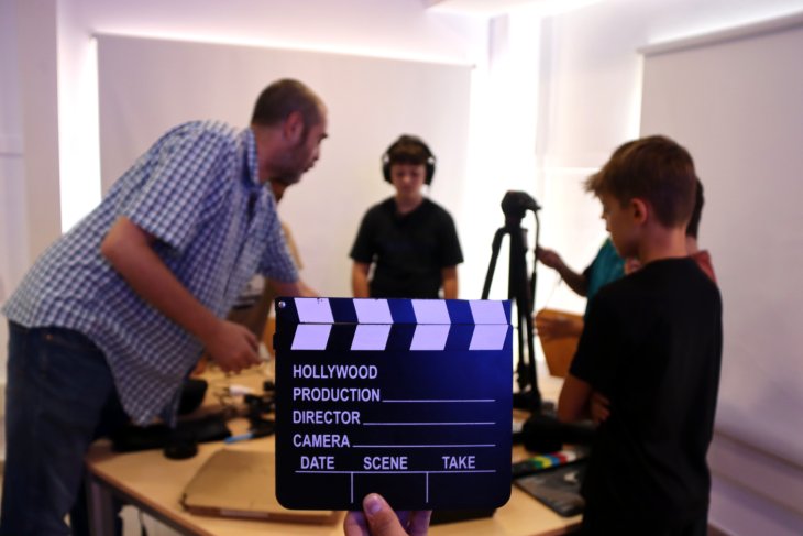 Joves d'Igualada participen en un taller "exprés" per crear un curtmetratge col·lectiu, des del guió fins al muntatge