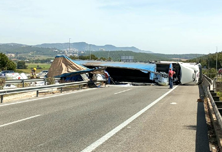 El camió que talla la C-32 al Garraf ha vessat líquid corrosiu a la calçada