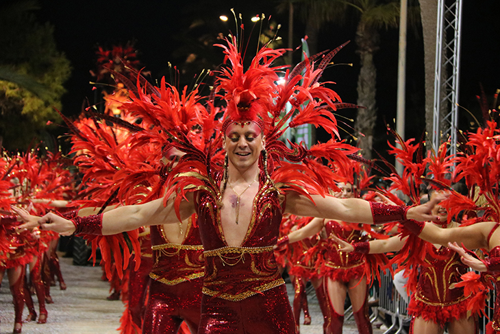 Sitges balla els últims compassos de Carnaval a la multitudinària rua de l’Extermini