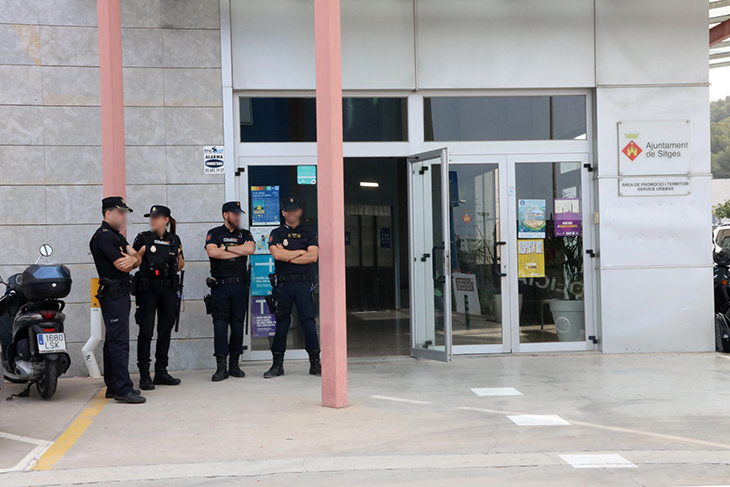 La Policia Nacional escorcolla dependències de l’Ajuntament de Sitges