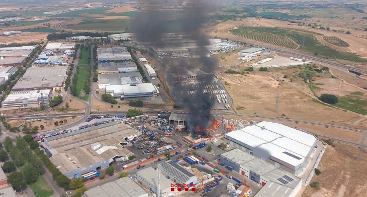 Estabilitzat l'incendi a l'exterior d'una nau industrial del polígon dels Frares de Lleida