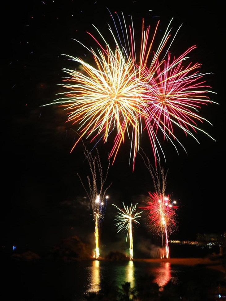 La pirotècnia italiana Poleggi il·lumina el cel de Blanes en l'inici del 51è Concurs Internacional de Focs d'Artifici