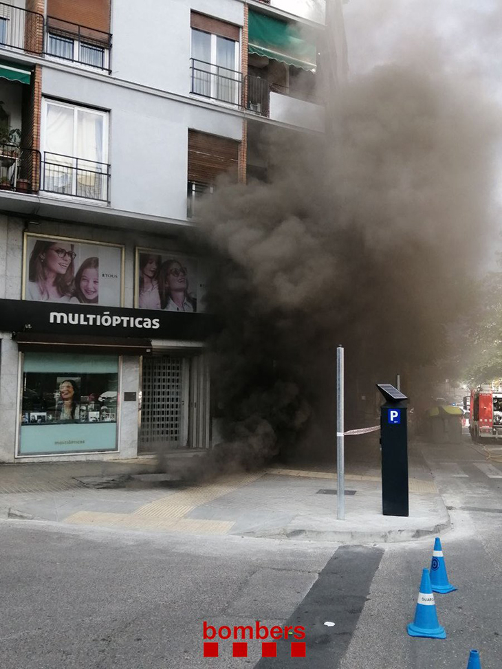 Quatre blocs de pisos confinats al carrer Pi i Margall de Lleida per un incendi en un transformador elèctric
