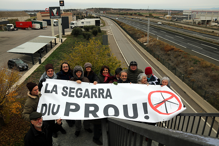 Veïns de la Segarra pengen pancartes a l'A-2 en contra de la instal·lació de tres parcs eòlics a la comarca