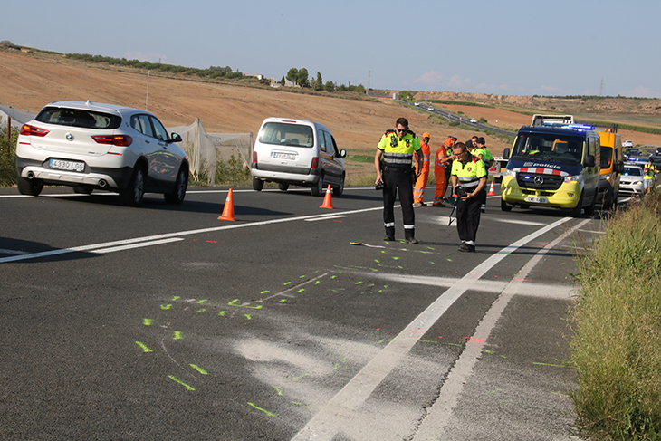 Moren tres motoristes en un accident entre dues motos i un cotxe a Alfés