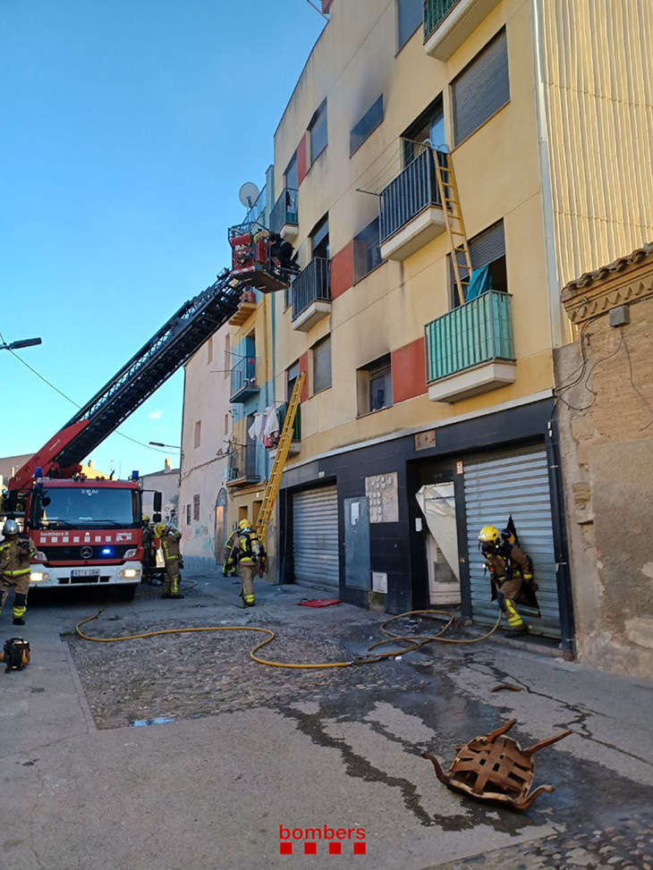 Sis ferits, cap greu, en un incendi en un bloc de pisos de Lleida
