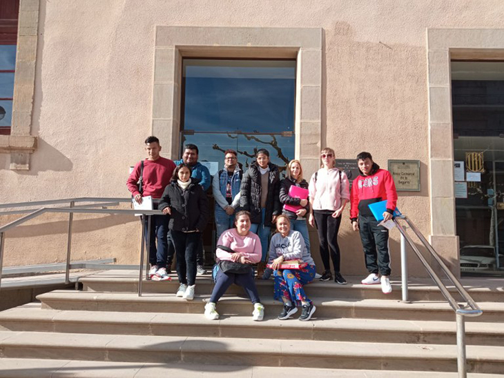 Els alumnes de l’Aula de Llengua assisteixen a una visita guiada a la Biblioteca de Cervera