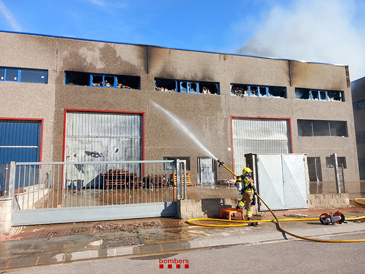 Els Bombers treballen amb 10 dotacions en l'extinció d'un incendi en una nau industrial a Cervera