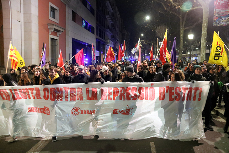 Més de 200 persones es manifesten a Lleida en suport als 6 militants d'Arran investigats per la policia espanyola
