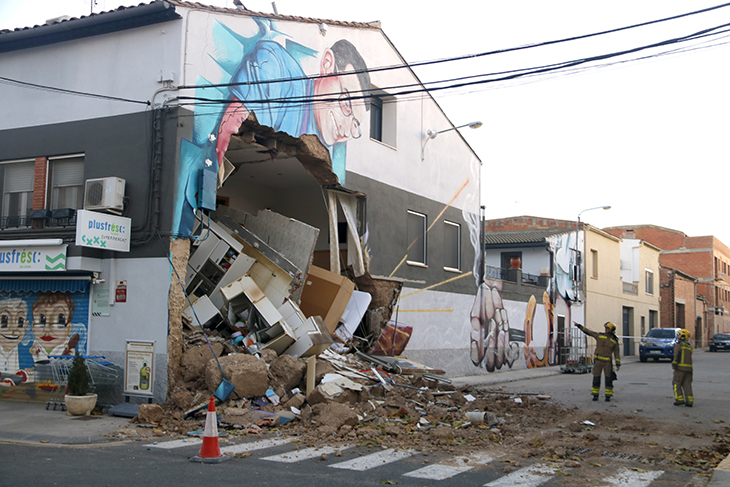 S'esfondra la façana d'una casa de dos pisos a Torregrossa sense causar ferits