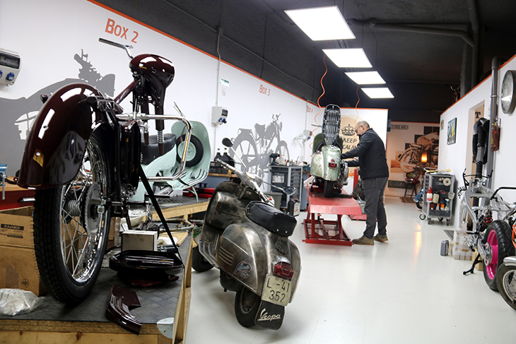 L'únic taller de Catalunya centrat en la restauració de motos clàssiques celebra 5 anys "activant records" a Lleida