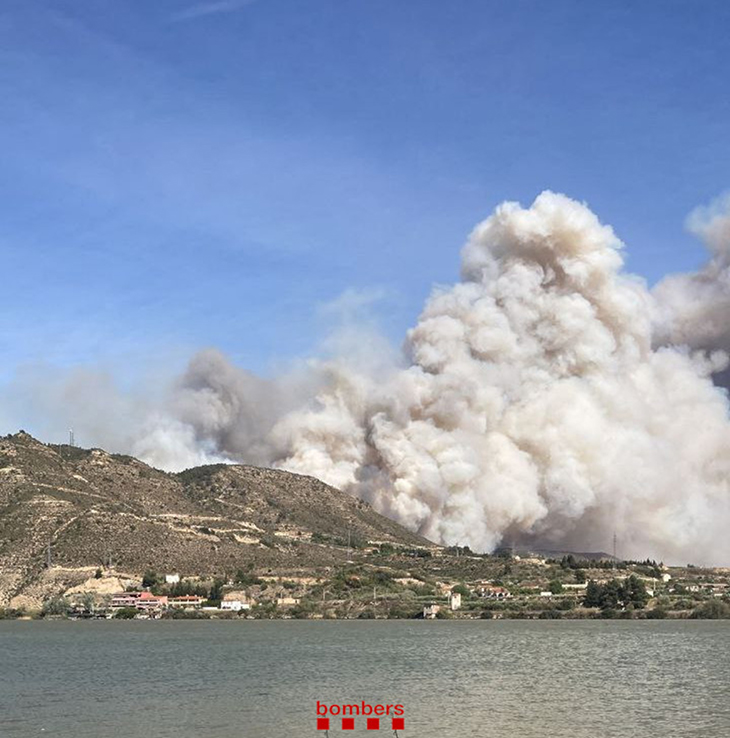 L'incendi entre Mequinensa i la Granja d'Escarp afecta més de 120 hectàrees, 20 de les quals a Catalunya