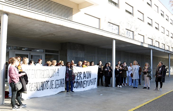 Treballadors de les residències Balàfia 1 i 2 de Lleida es concentren per reclamar millors condicions laborals i salaris
