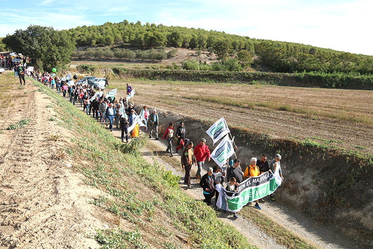 Unes 250 persones fan una marxa a peu contra la macrocentral de biogàs projectada a la Sentiu de Sió