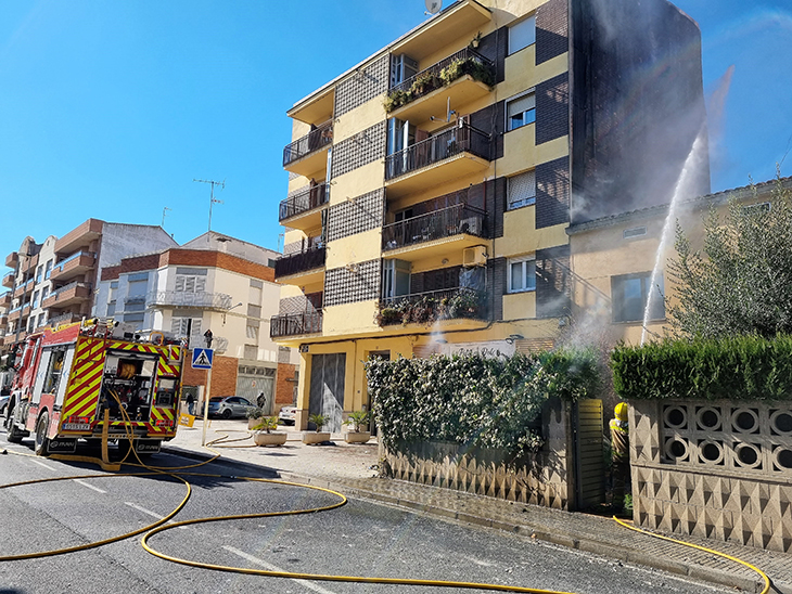 Un ferit lleu i el veïnat d'un bloc de pisos desallotjat a causa de l'incendi d'una paret en un edifici a Mollerussa