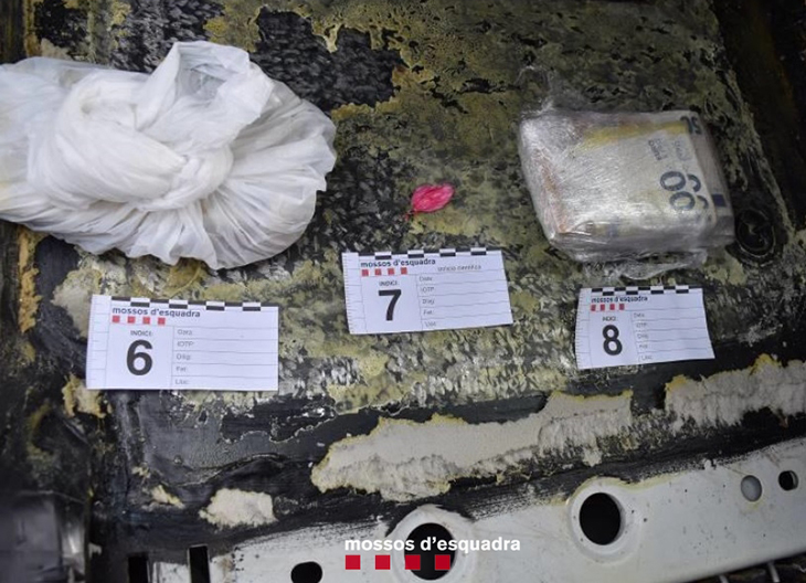 Intervenen un quilo de cocaïna i 32.400 euros amagats en un cotxe a Lleida