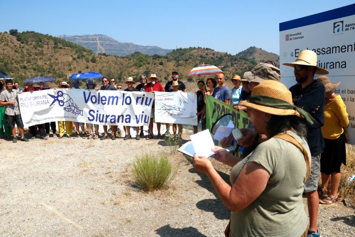 Un centenar de persones es concentren al pantà de Siurana per denunciar el transvasament d'aigua a Riudecanyes