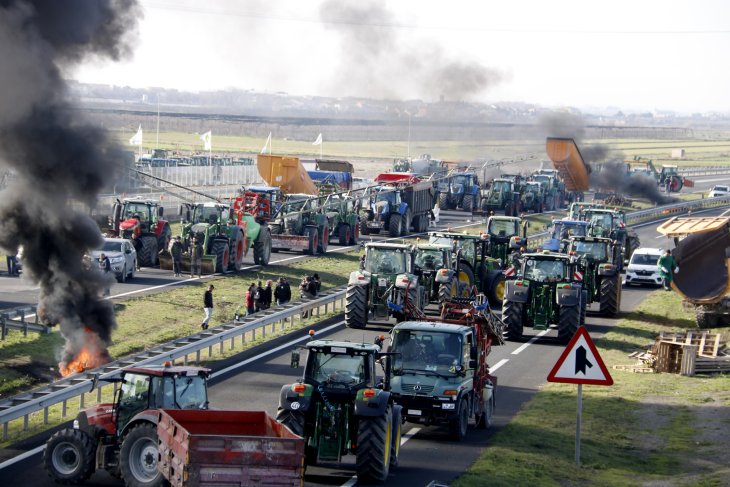Una cinquantena de tractors tallen l'A-2 a Fondarella per protestar contra l'acord de la UE amb Mercosur