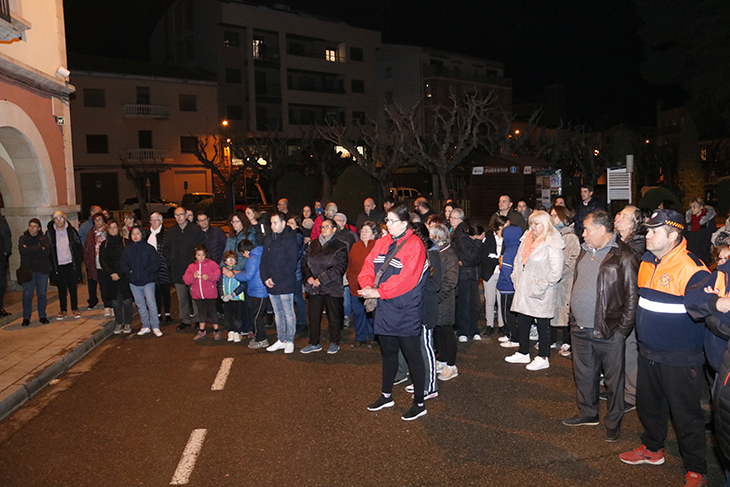 Concentració a la plaça de l'Ajuntament d'Artesa de Segre per condemnar l'atac masclista a una veïna