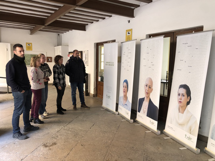 L'Ajuntament de les Borges acull una mostra per apropar-se a la realitat de les persones amb càncer