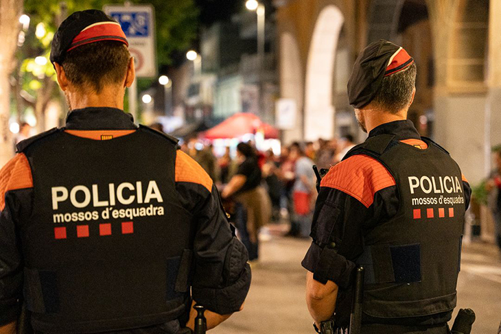 Dinou detinguts en un dispositiu policial contra el tràfic de drogues al Raval de Barcelona