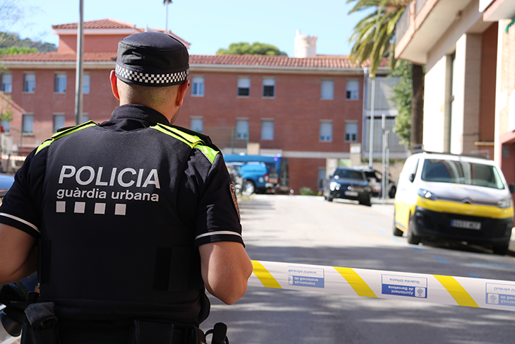 Detingut un piròman itinerant per cremar 21 contenidors en una nit a Barcelona