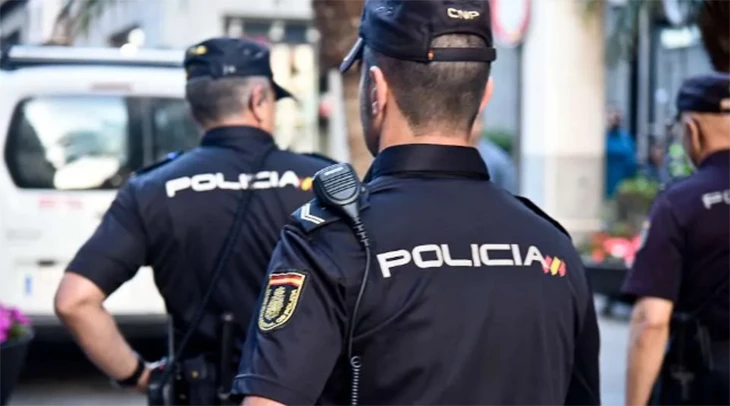 Dos fugitius amb ordre de detenció intenten envestir la Policia a Figueres que els acaba disparant i ferint un d'ells