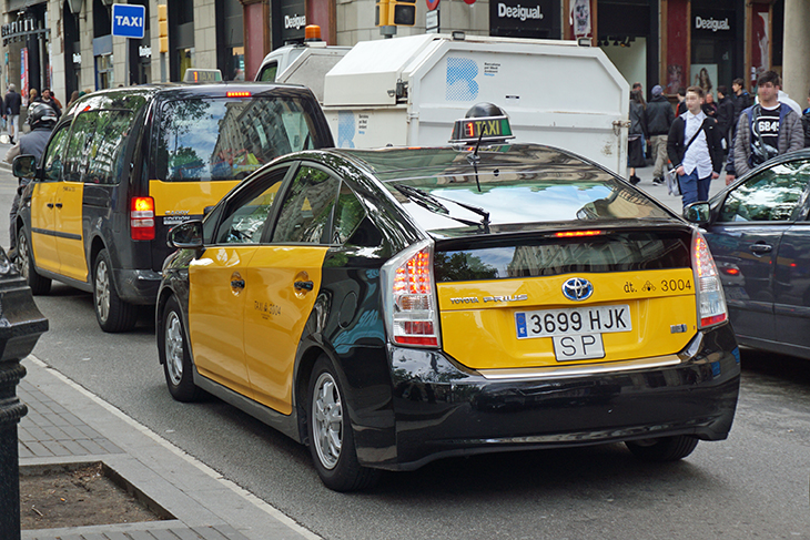 Elite Taxi exigeix al Govern que obligui els taxistes a tenir el B2 de català per treballar