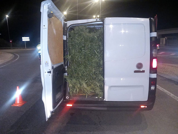 Els Mossos detenen tres homes que transportaven marihuana, en un control de trànsit a l'N-340 a Tarragona