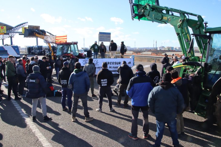 Els pagesos concentrats a Tarragona lamenten l'aval de la UE al pacte amb Mercosur i continuaran el tall al port