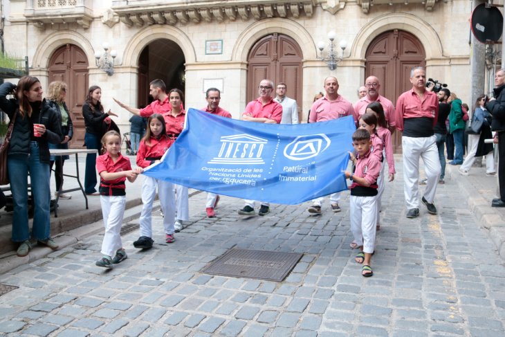 Valls hissa la bandera de la Unesco i reviu l'efemèride de la proclamació dels castells com a Patrimoni de la Humanitat