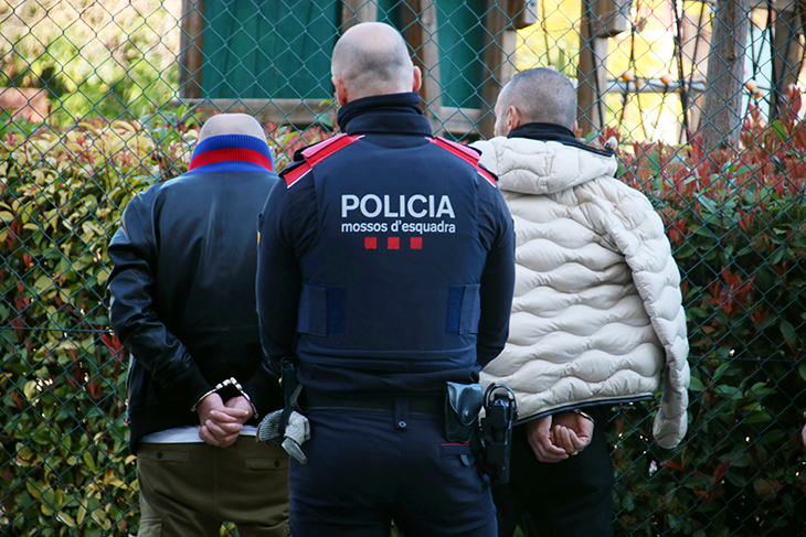 Almenys dos detinguts en un dispositiu policial per tràfic de drogues i falsificació de moneda a Tarragona