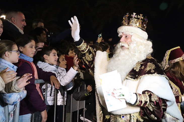 Els Reis d'Orient tornen a llençar caramels en la cavalcada de Tarragona