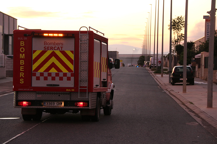 Els Bombers donen per controlat l'incendi a la sofrera de Constantí i s'aixeca el confinament a la zona afectada