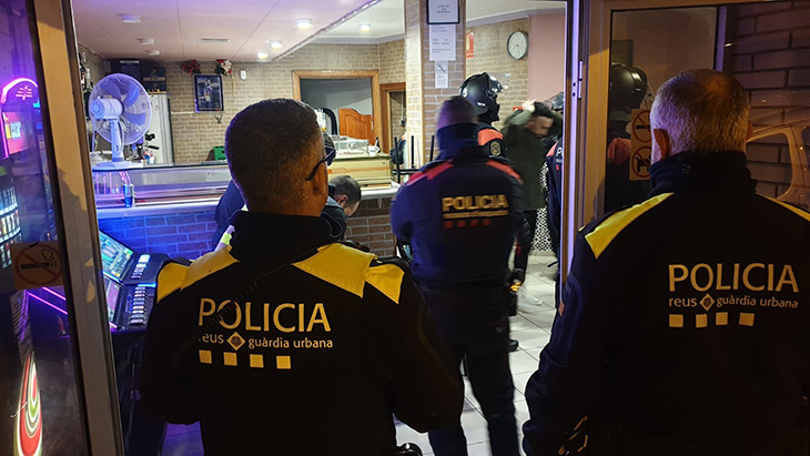 Detingudes dues persones a Reus per un robatori amb violència i per incomplir la llei d'estrangeria