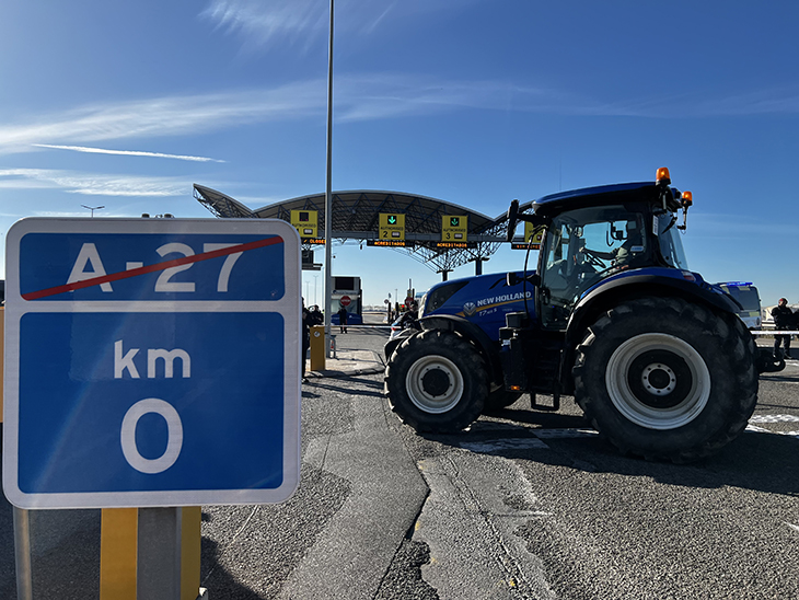 Centenars de tractors arriben de diferents punts per bloquejar l'accés al port de Tarragona