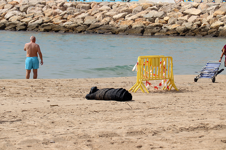 La nena trobada morta a la platja de Roda de Berà va naufragar a les Balears en una pastera que havia sortit d'Algèria