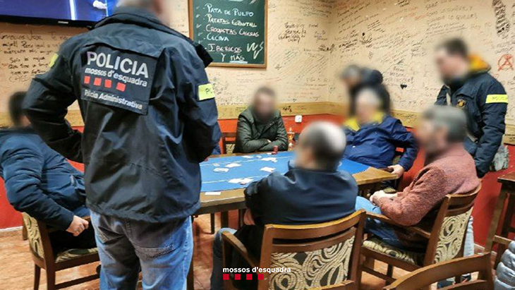 Denunciat un bar de Cambrils per una partida il·legal de pòquer i prop de 29.000 euros en fitxes intervinguts