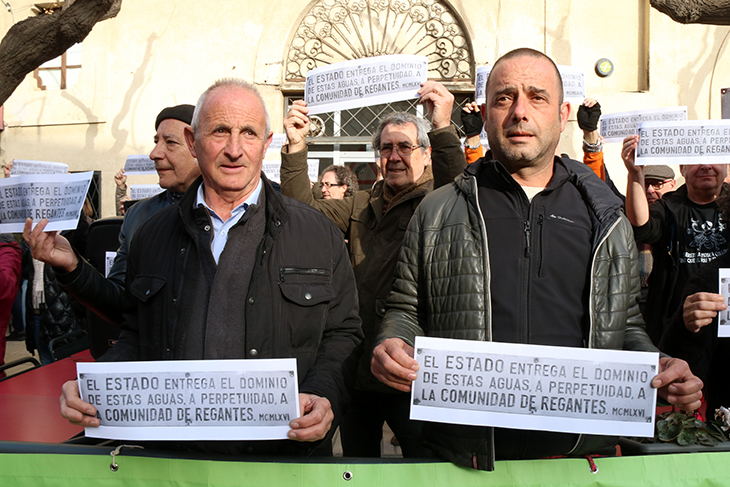 Arxivada la causa contra dos activistes del GEPEC per robar una placa franquista del pantà de Riudecanyes
