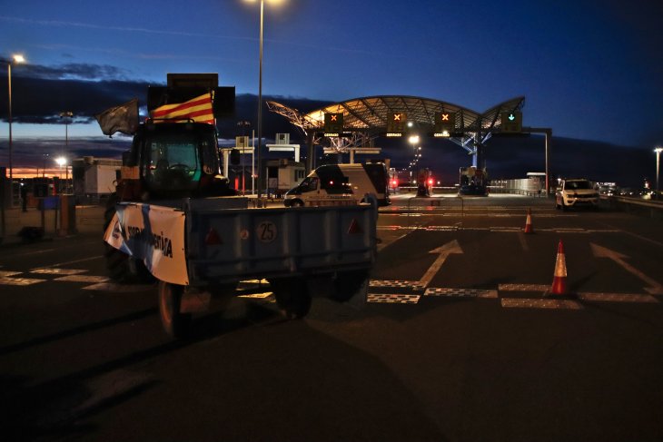 Desenes de pagesos passen la nit als accessos al port de Tarragona