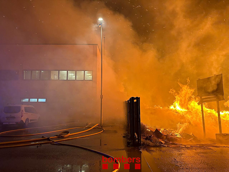 Un total de 19 dotacions dels Bombers treballen en un incendi sense ferits en una planta de compostatge de Botarell