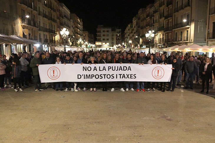 Un centenar de persones protesta contra la pujada d'impostos de Tarragona
