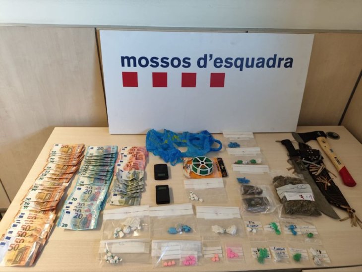 Els Mossos intercepten diverses drogues, material per a distribuir-les i 2.000 euros en metàl·lic