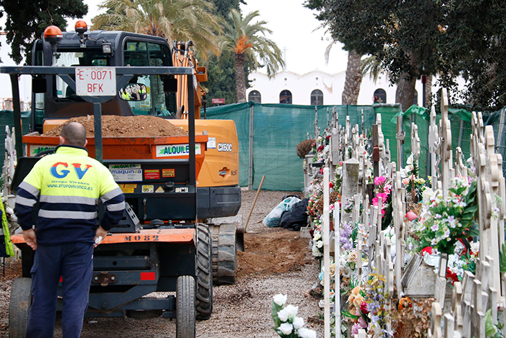 Comencen els treballs per exhumar les restes de Cipriano Martos al cementiri de Reus