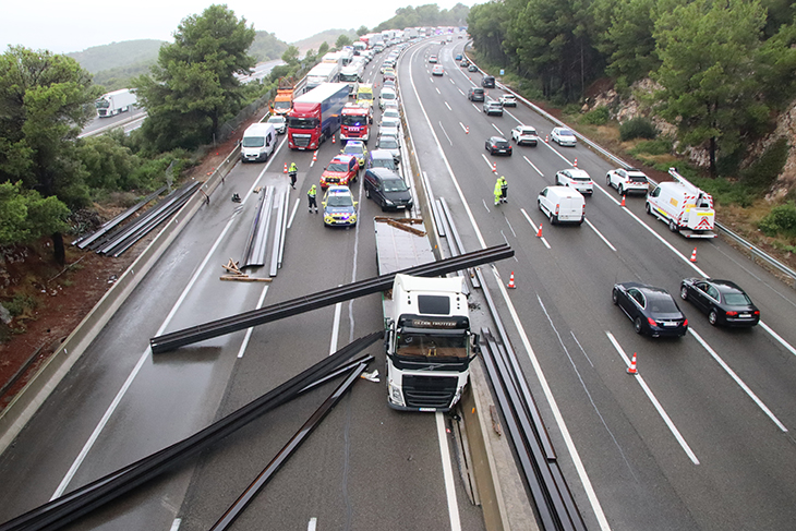 Tallada l'AP-7 a Tarragona en sentit nord per un accident quan un camió ha perdut les bigues de ferro que transportava