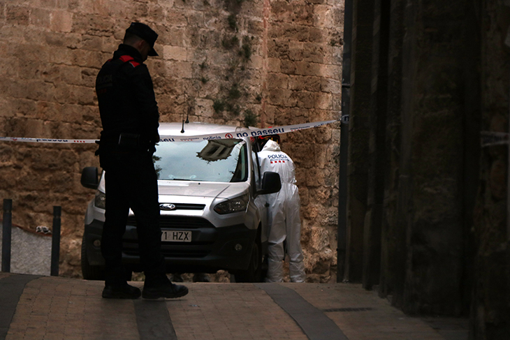 Els cos aparegut en un bloc del carrer de l'Església de Valls presentava signes de criminalitat