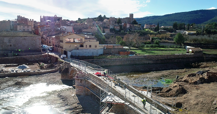 Les obres de reconstrucció del pont Vell de Montblanc i el seu entorn han arribat a l’equador
