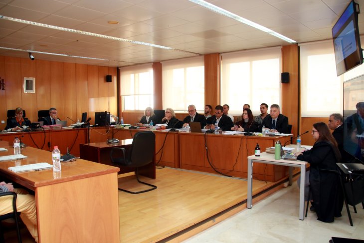 Fiscalia manté les peticions de 19 anys de presó per a set dels nou acusats de matar un home a Roquetes el gener de 2022